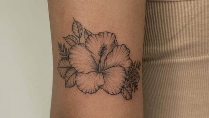 18 prächtige Hibiskus-Tattoo-Ideen für tropische Stimmung