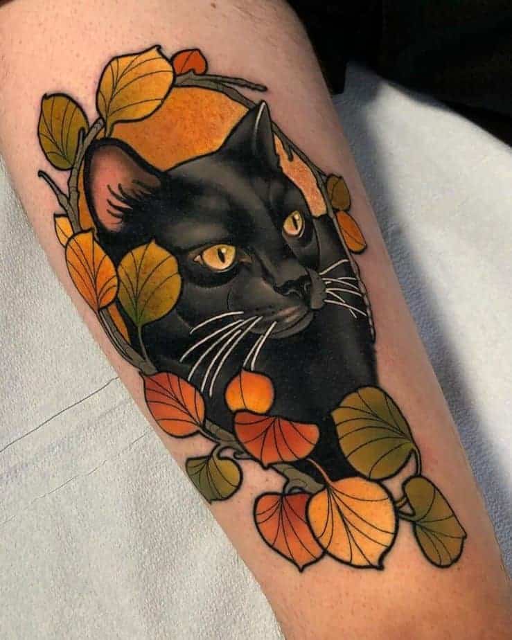 17. Schwarze Katze zwischen Herbstblättern