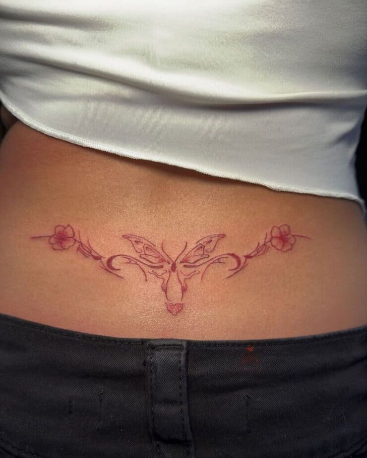 7. Schmetterling Tattoo am unteren Rücken
