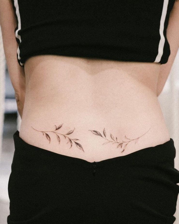 14. Botanisches Tattoo am unteren Rücken