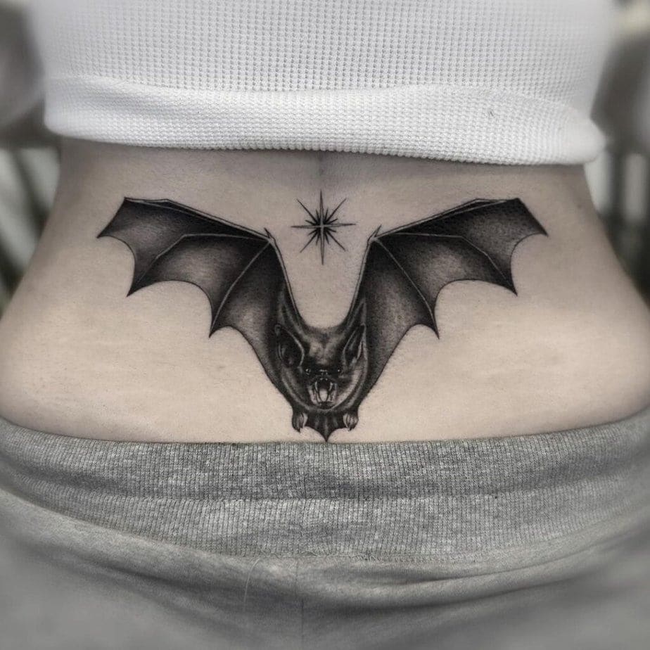 1. Gothic-Tattoos für den unteren Rücken von Frauen