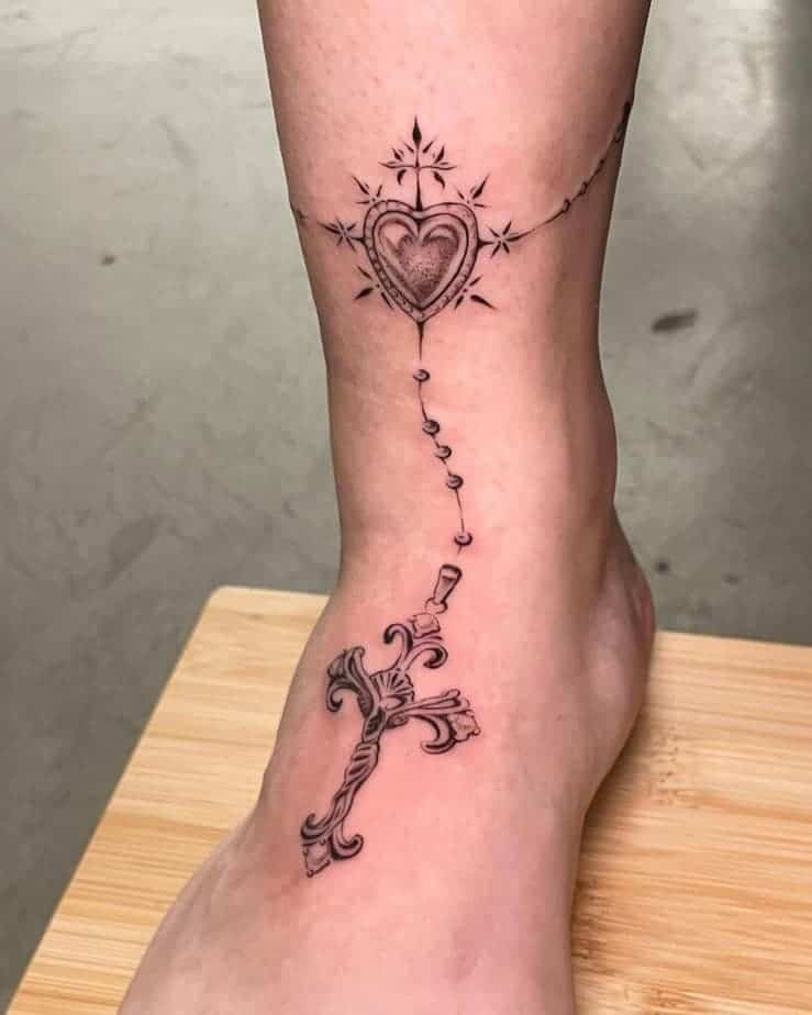 9. Kreuz-Tattoo