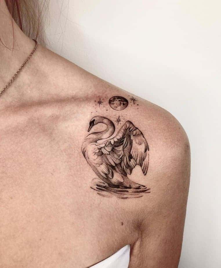 11. Mond und Schwan Tattoo