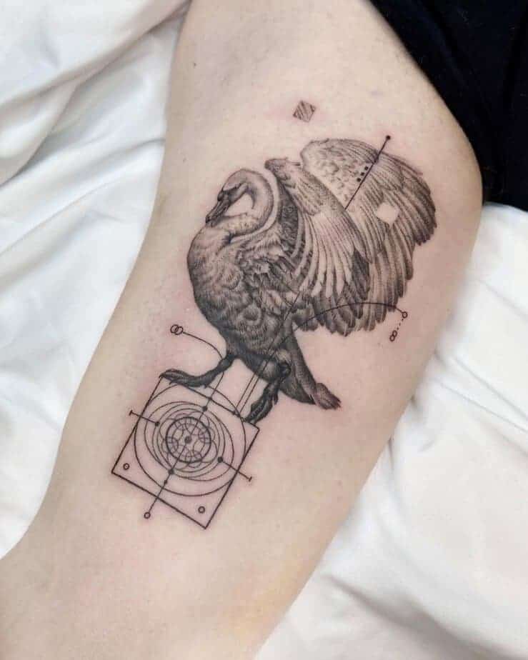 13. Geometrisches Schwan-Tattoo