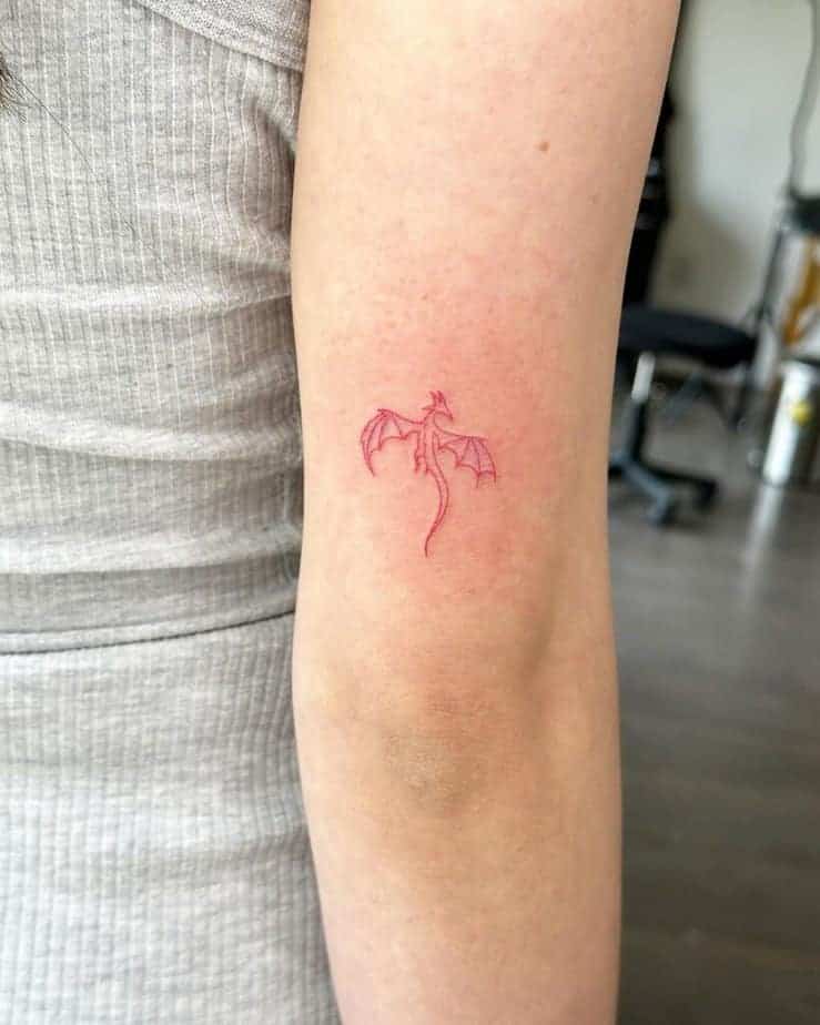 13. Ein Tattoo mit roter Tinte