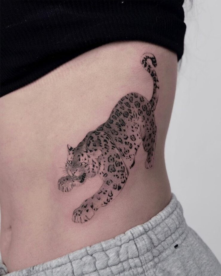 1. Leoparden-Tattoo mit vollem Schritt