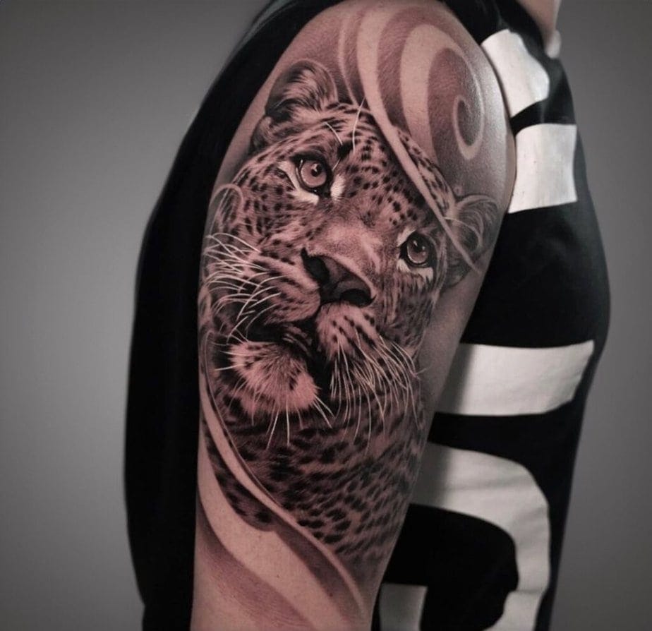 15. Hyper-realistisches Oberarm-Leoparden-Tattoo