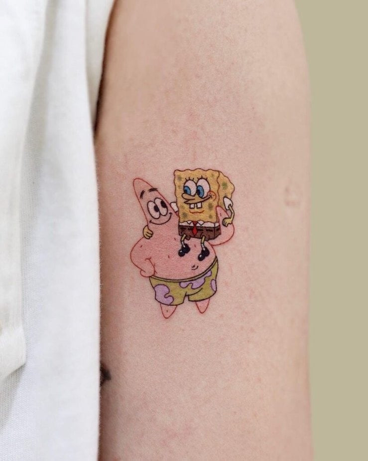 2. Ein Tattoo von SpongeBob und Patrick auf dem Oberarm