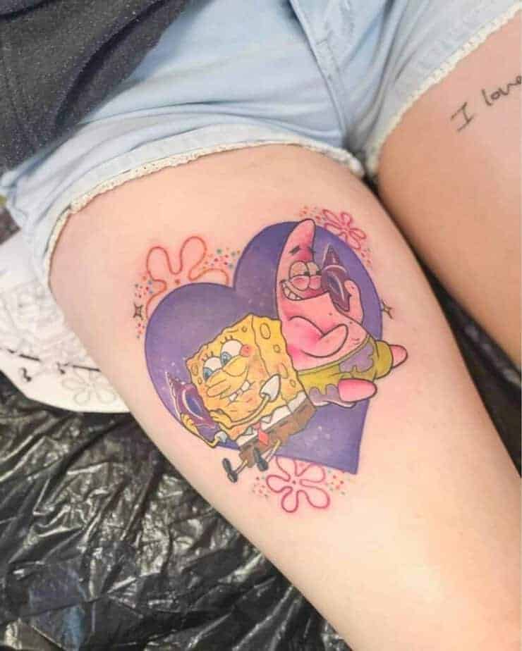 19. Ein Tattoo von SpongeBob und Patrick auf dem Oberschenkel