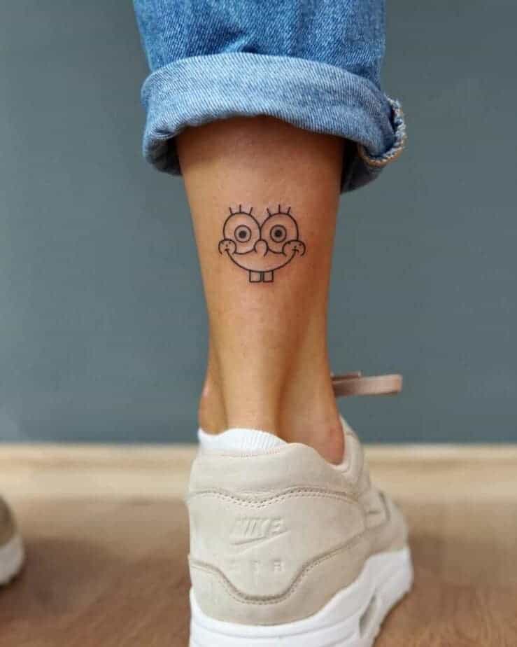 1. Ein liniertes SpongeBob-Tattoo auf dem Knöchel