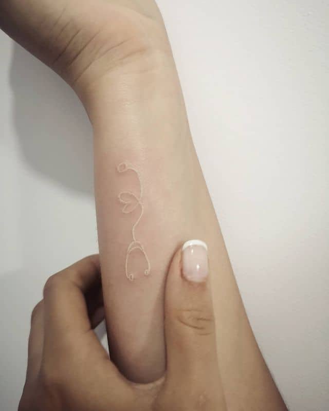 14. Interessantes Stethoskop-Tattoo