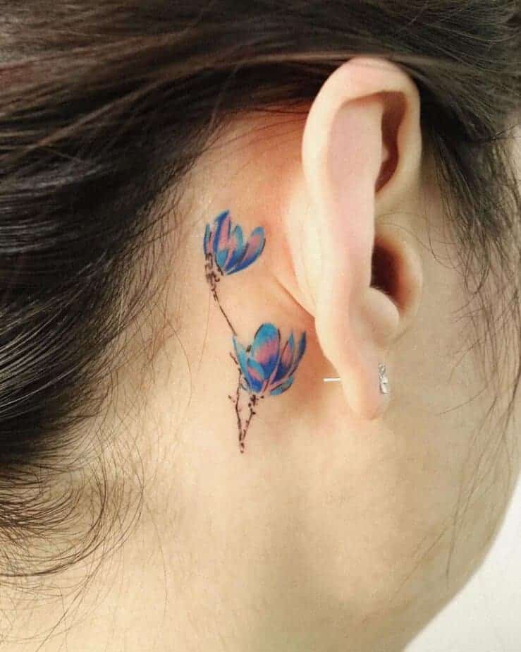 15. Farbenfrohe Magnolien-Tattoos