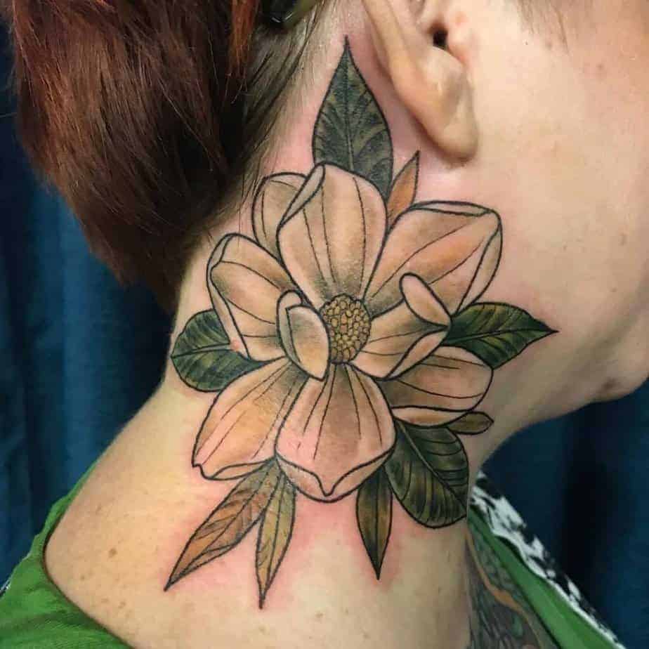 16. Magnolien-Tattoos im Nacken