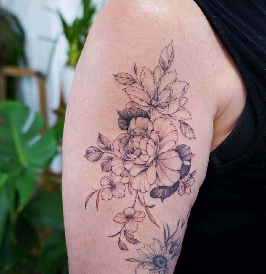 19. Magnolien-Tattoos mit feinen Linien