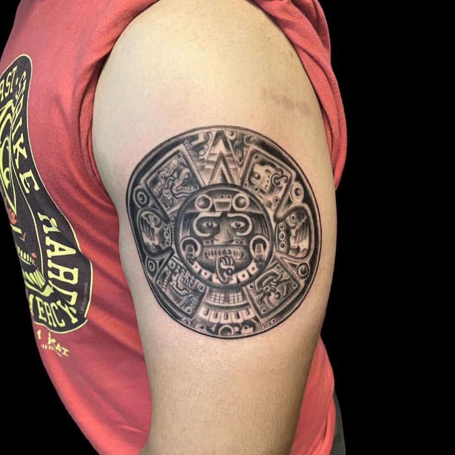 7. Starkes aztekisches Kalender-Tattoo auf dem Oberarm