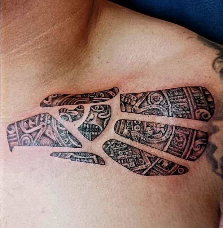 9. Fragmentierte Azteken-Tattoos auf der Brust