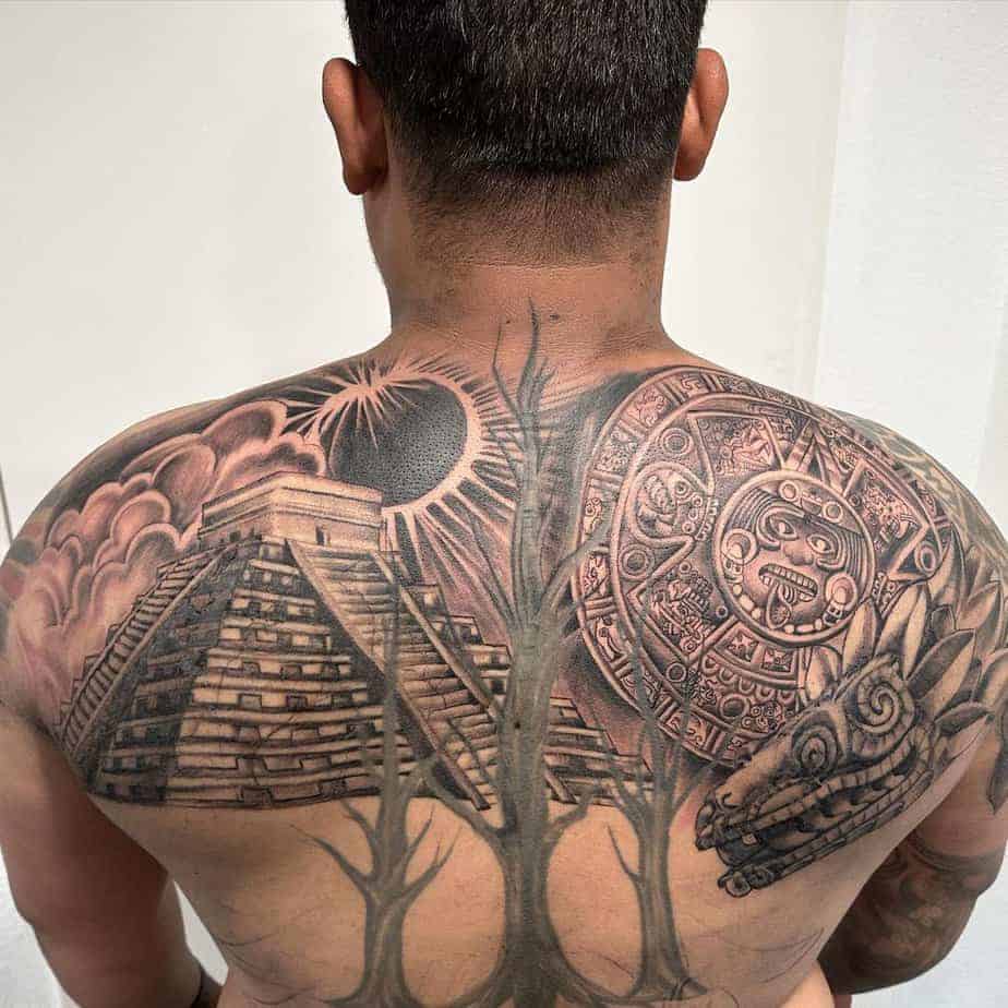 13. Detailliertes aztekisches Rückenteil mit Pyramide und Kalender