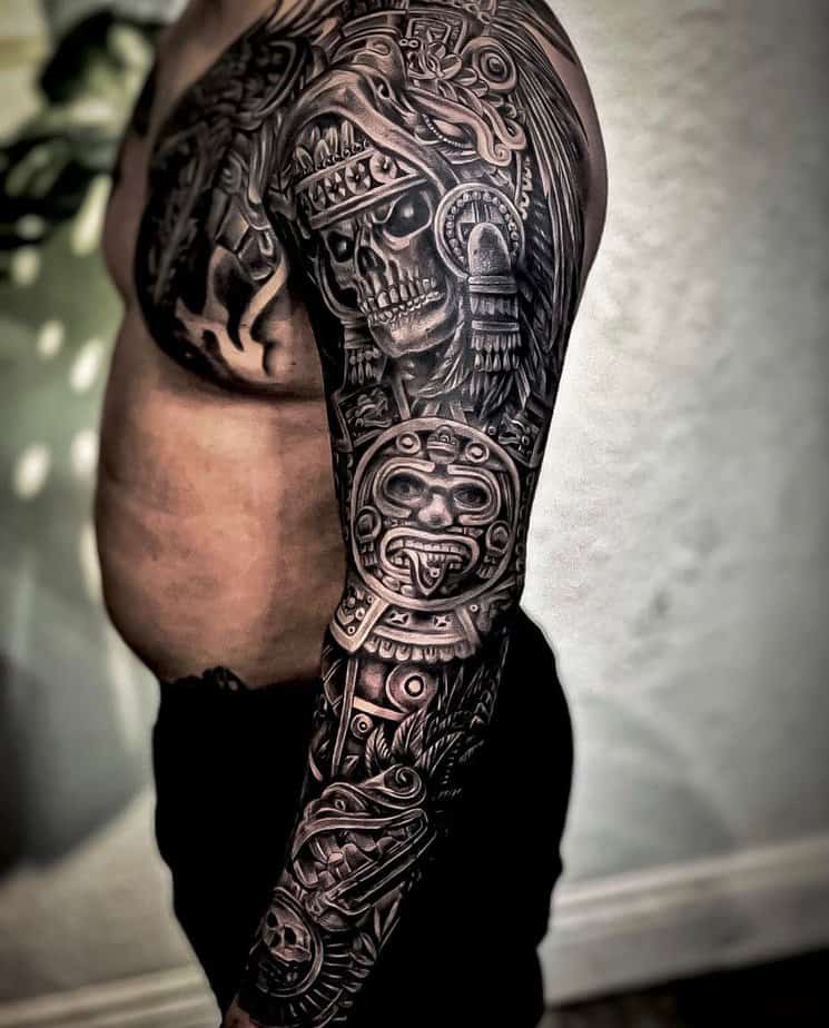 15. Volles Azteken-Krieger-Ärmel-Tattoo