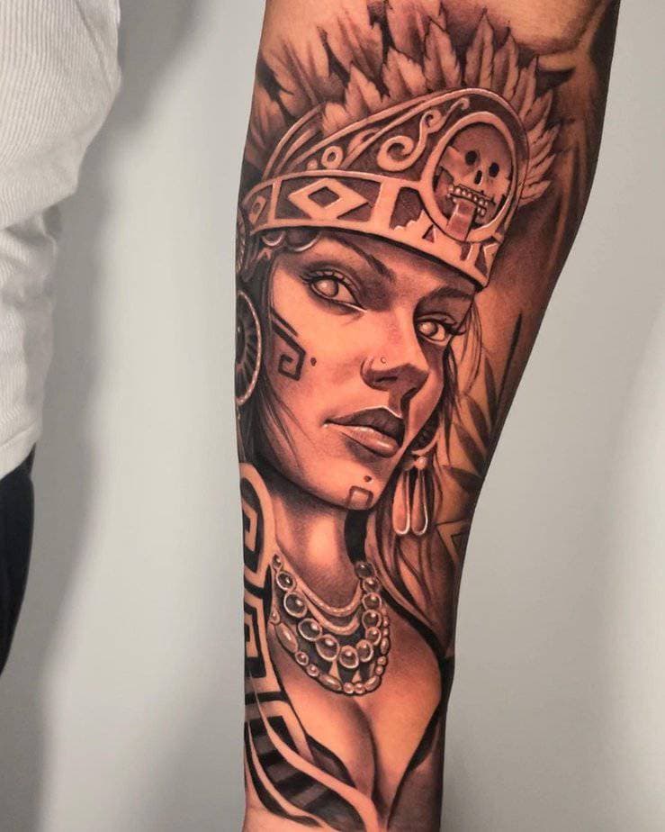 17. Elegante aztekische Kriegerin am Unterarm