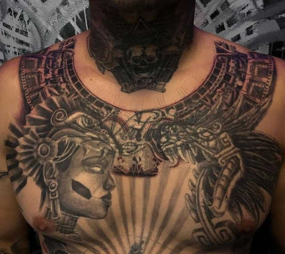 5. Majestätisches aztekisches Bruststück mit Krieger und Kopfschmuck