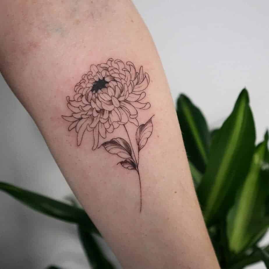 11. Zarte Chrysantheme als Tattoo