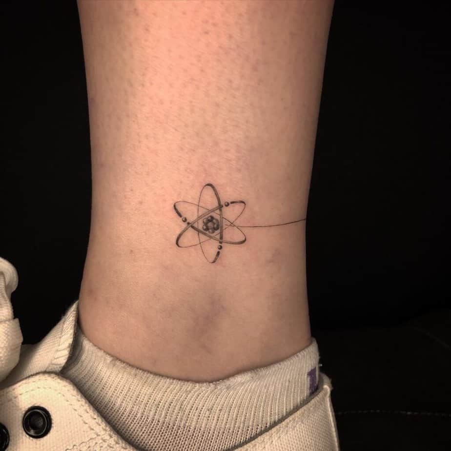 6. Atom-Tattoo auf dem Knöchel