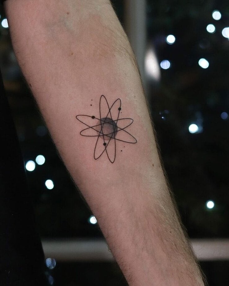 9. Ein einfaches und schlichtes Atom-Tattoo