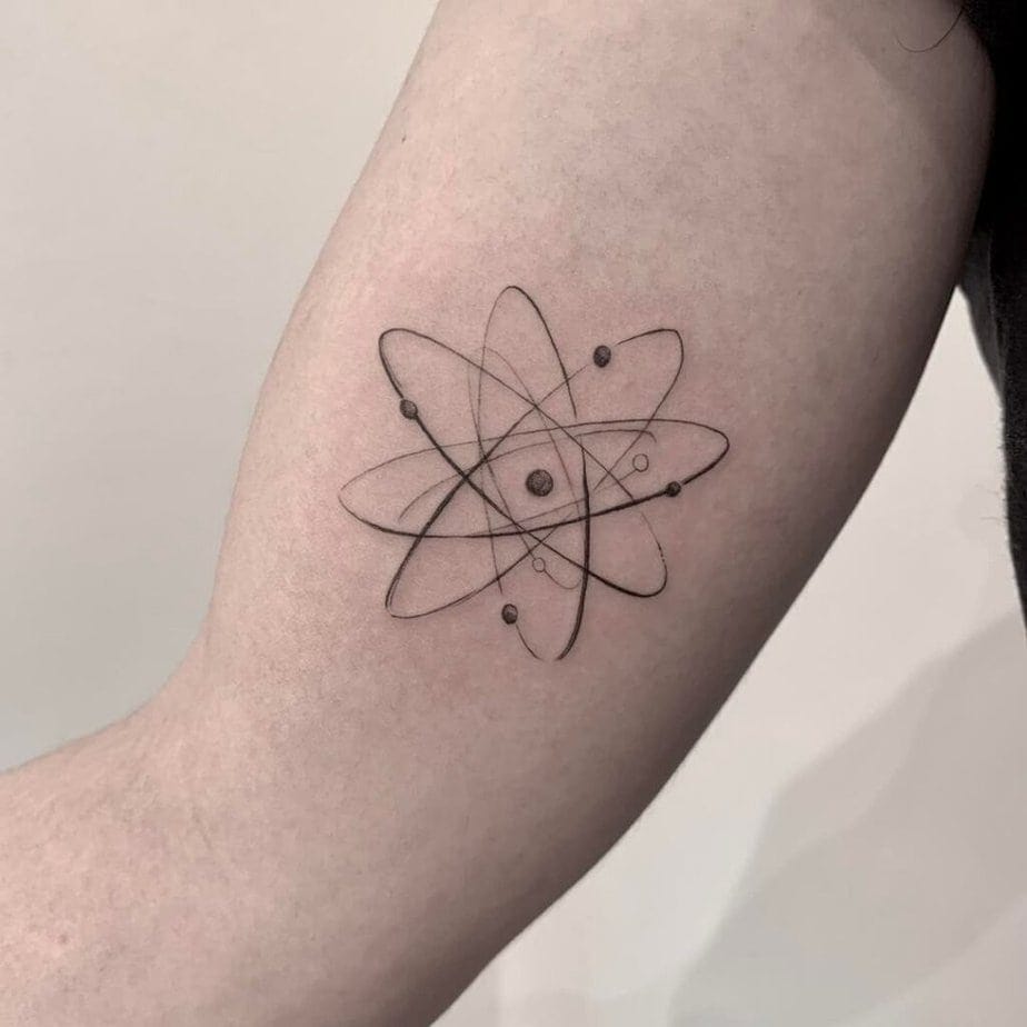 10. Atom-Tattoo auf dem Bizeps