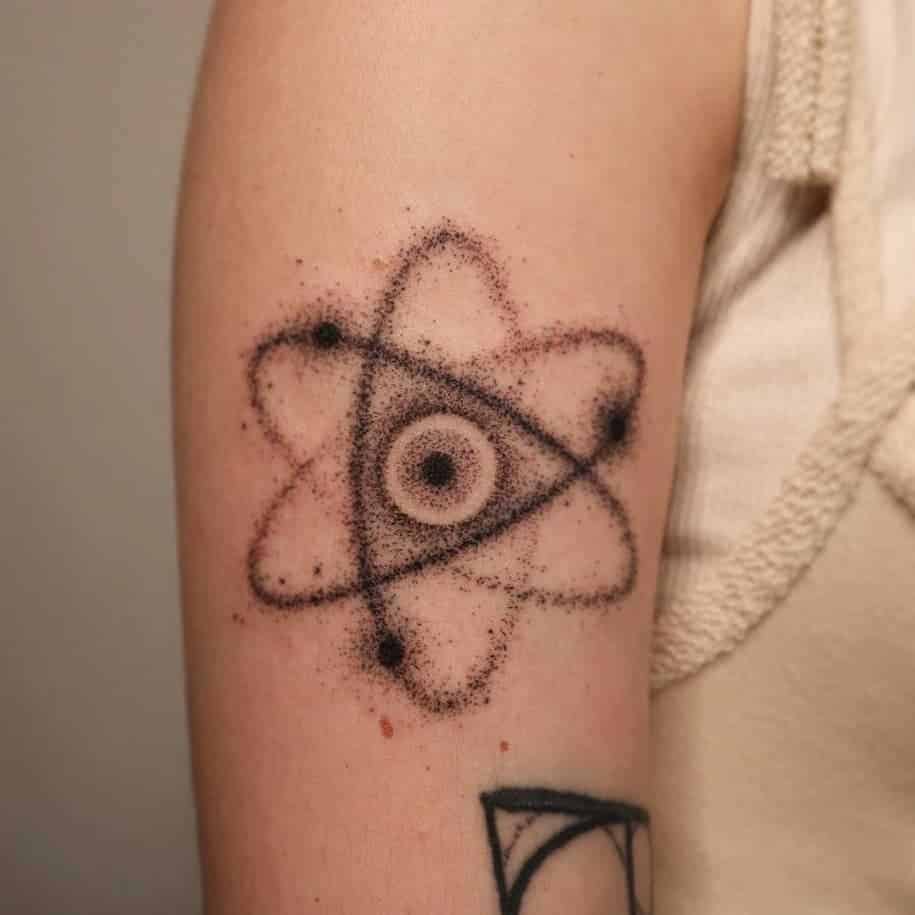 11. Ein Atom-Tattoo mit Punkten auf dem Oberarm
