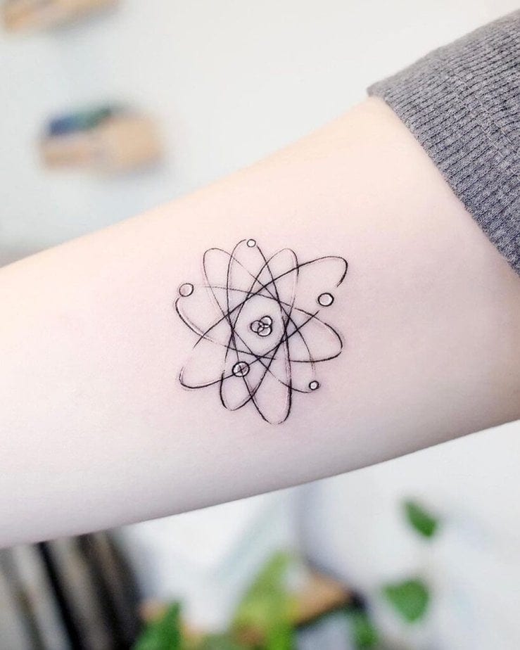 12. Ein Atom-Tattoo mit schwarzer und weißer Tinte