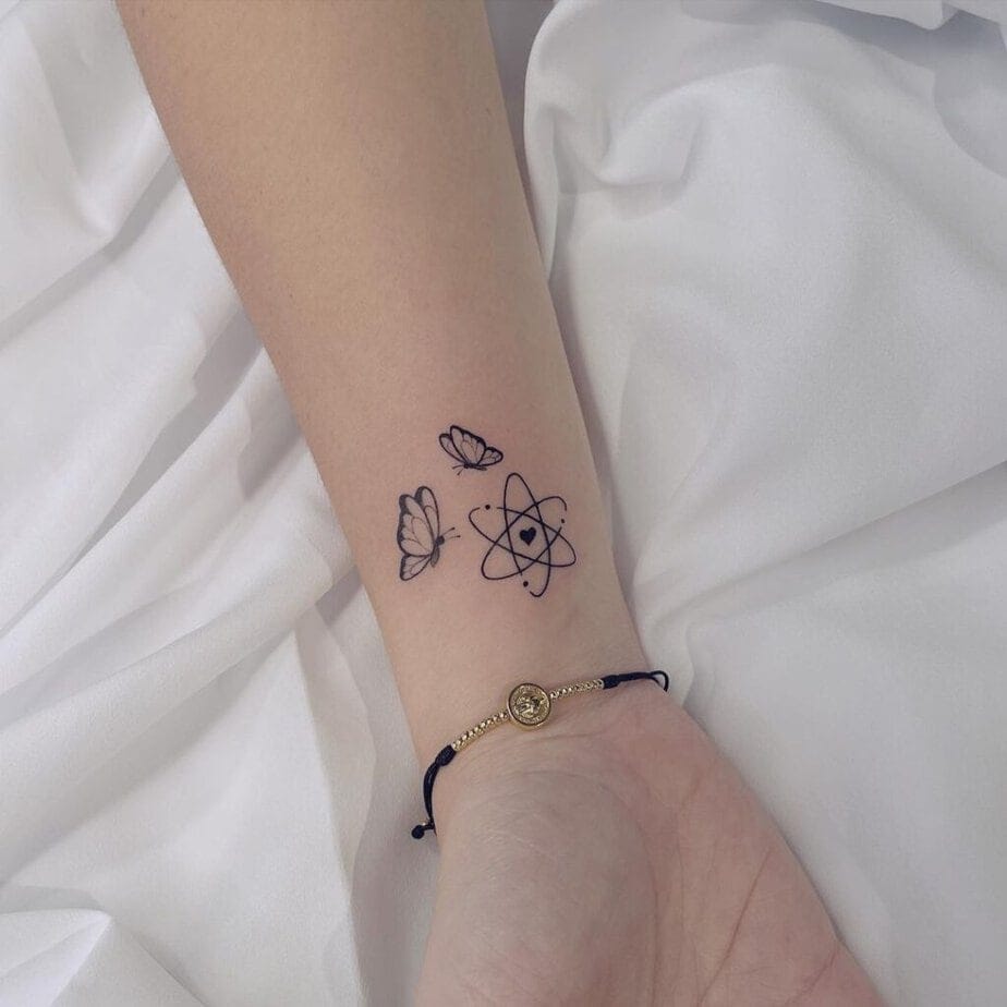13. Atomic Tattoo mit Schmetterlingen am Handgelenk