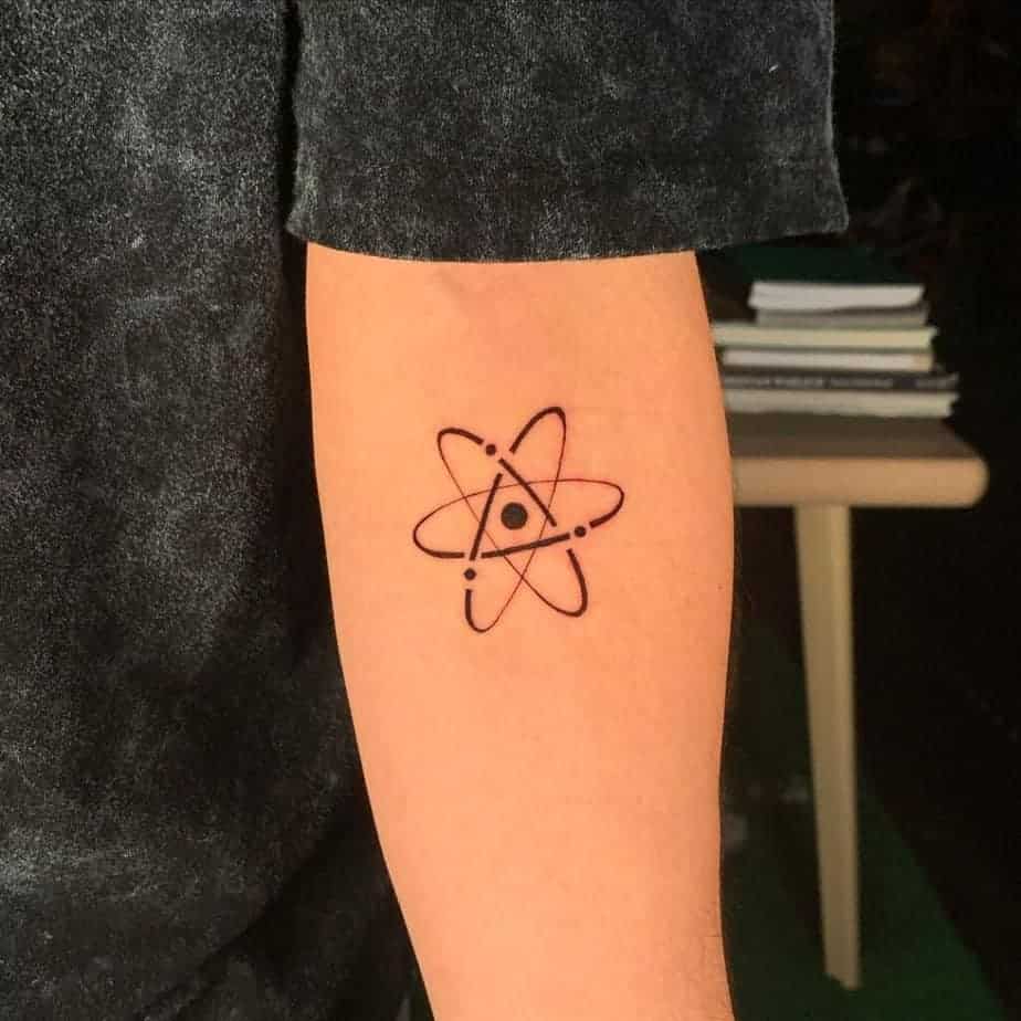 2. Ein Blackwork-Atom-Tattoo auf dem Unterarm
