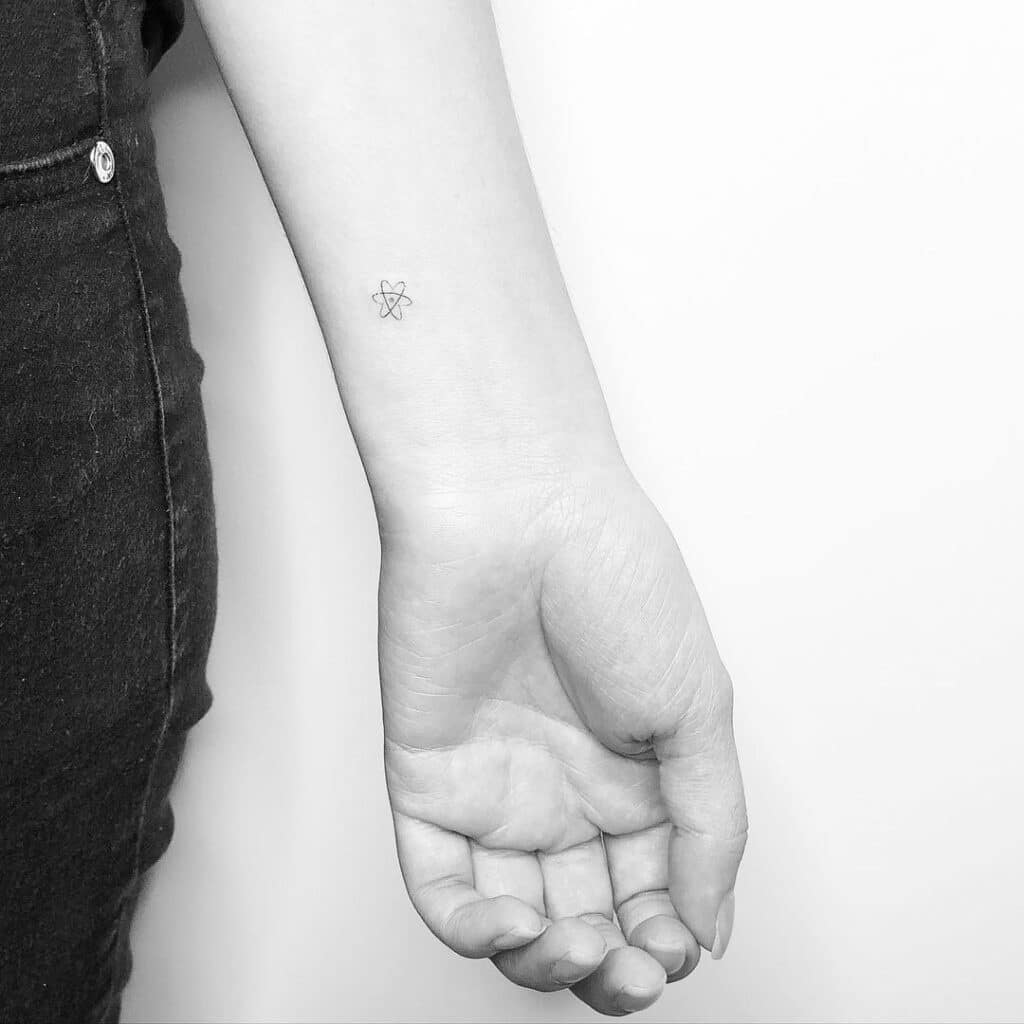 5. Ein winziges Atom-Tattoo auf dem Handgelenk