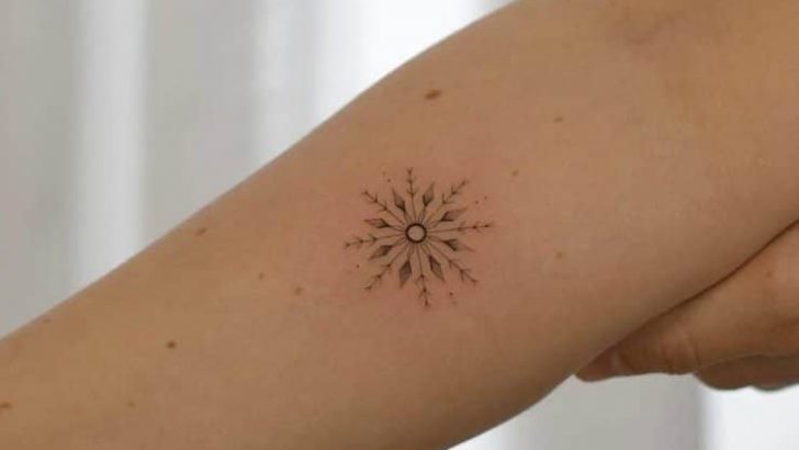 20 coole Schneeflocken-Tattoo-Ideen, die auf deiner Haut tanzen werden