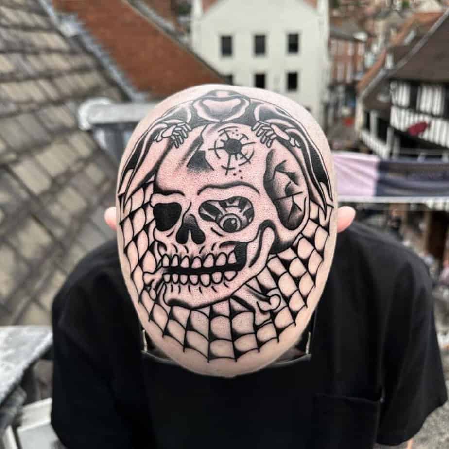 1. Ein kantiges Totenkopf-Tattoo