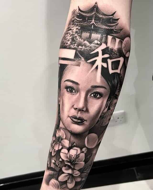 1. Schwarz-graues Geisha-Tattoo