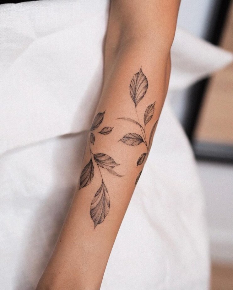 1. Ein Blatt-Armband-Tattoo um den Unterarm