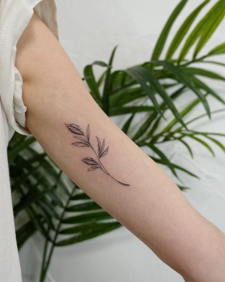 7. Ein kleines Blatt-Tattoo auf dem Bizeps