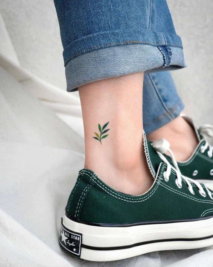 8. Ein buntes Blatt-Tattoo auf dem Knöchel