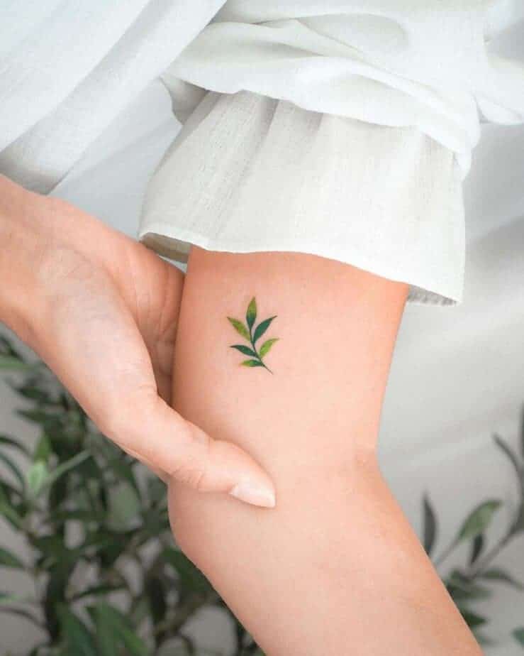 9. Ein buntes Blatt-Tattoo auf dem Bizeps