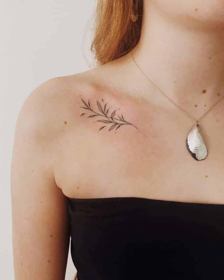 13. Ein kleines Blatt-Tattoo auf dem Schlüsselbein