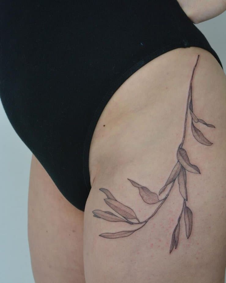 14. Ein großes und auffälliges Blatt-Tattoo auf der Hüfte