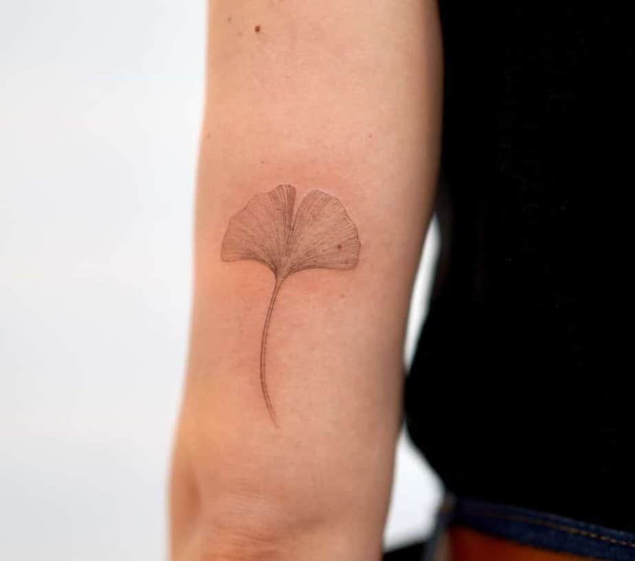 15. Ein Ginkgoblatt-Tattoo auf der Rückseite des Arms