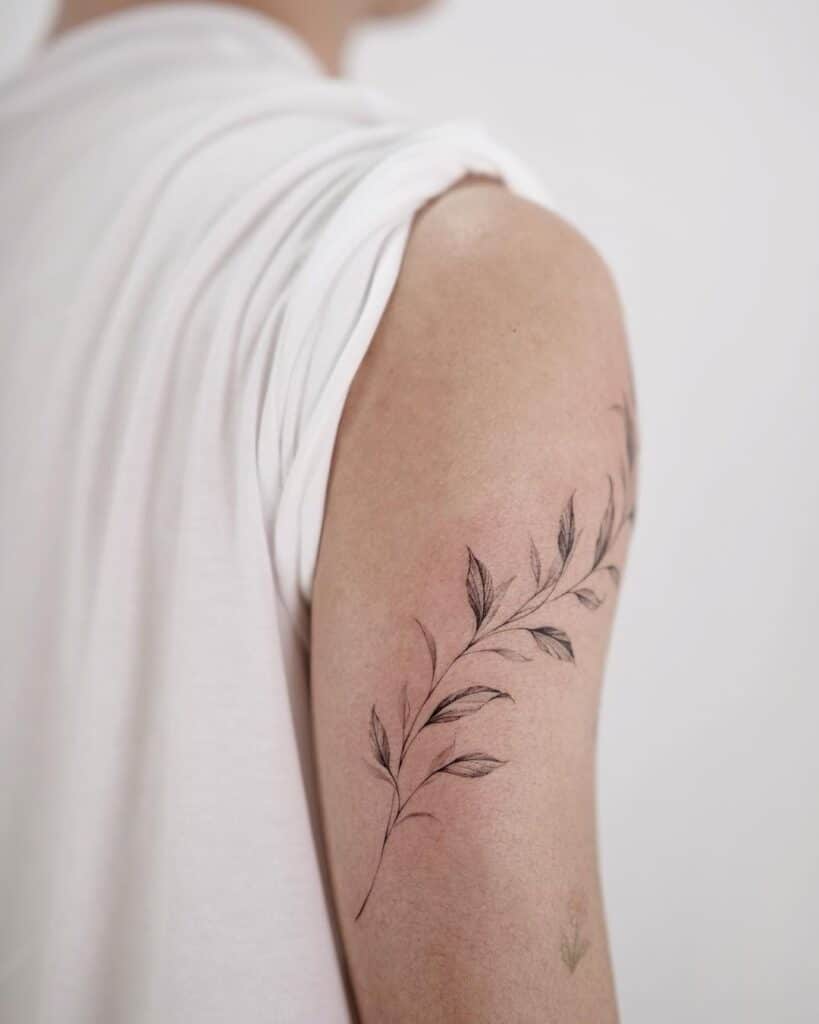 2. Ein Blatt-Tattoo auf dem Oberarm