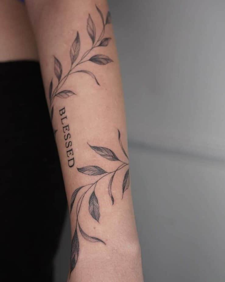 16. Ein Blatt-Tattoo mit einem Schriftzug