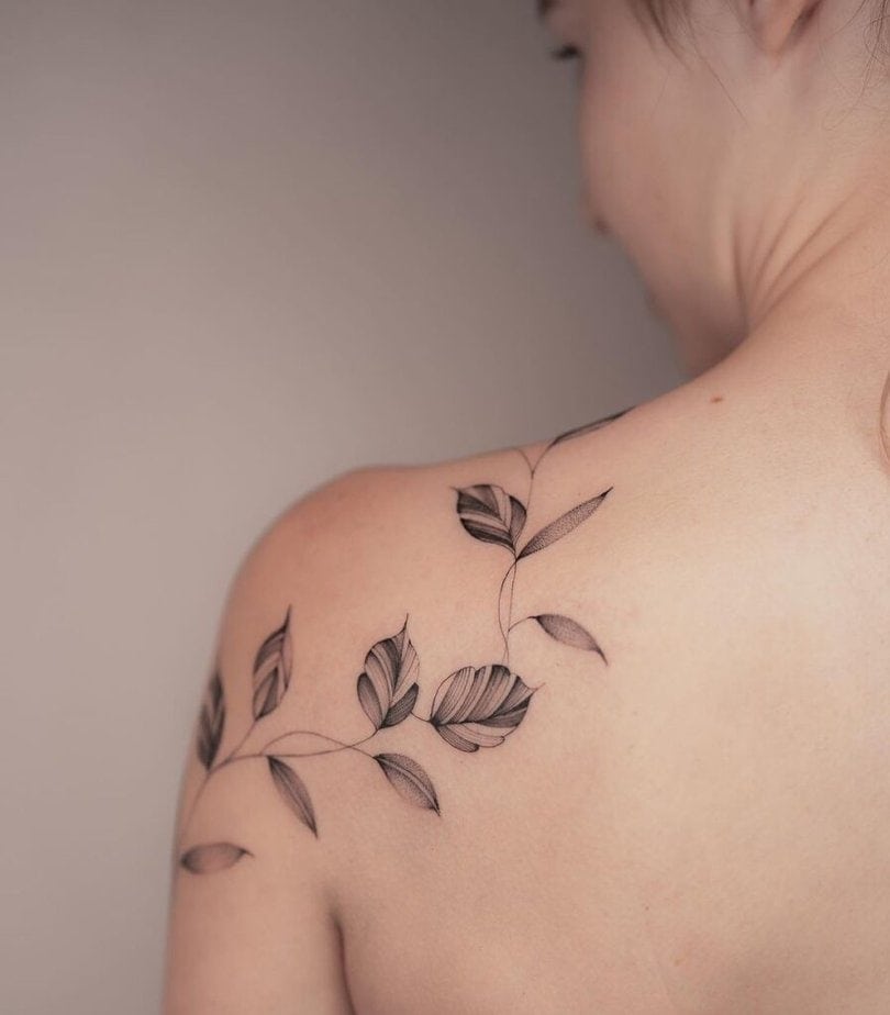 3. Ein Blatt-Tattoo um die Schulter