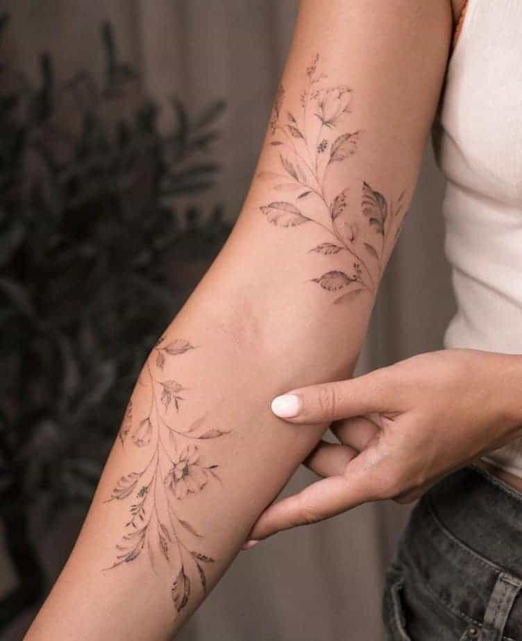 4. Ein Blatt-Tattoo mit Blumen