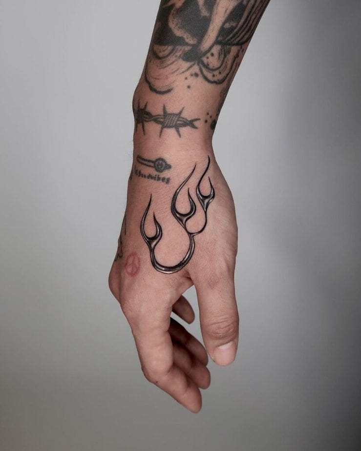 6. Ein verchromtes Feuer-Tattoo auf der Hand