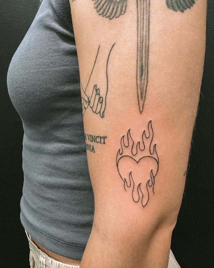 9. Ein Tattoo mit einem brennenden Herz