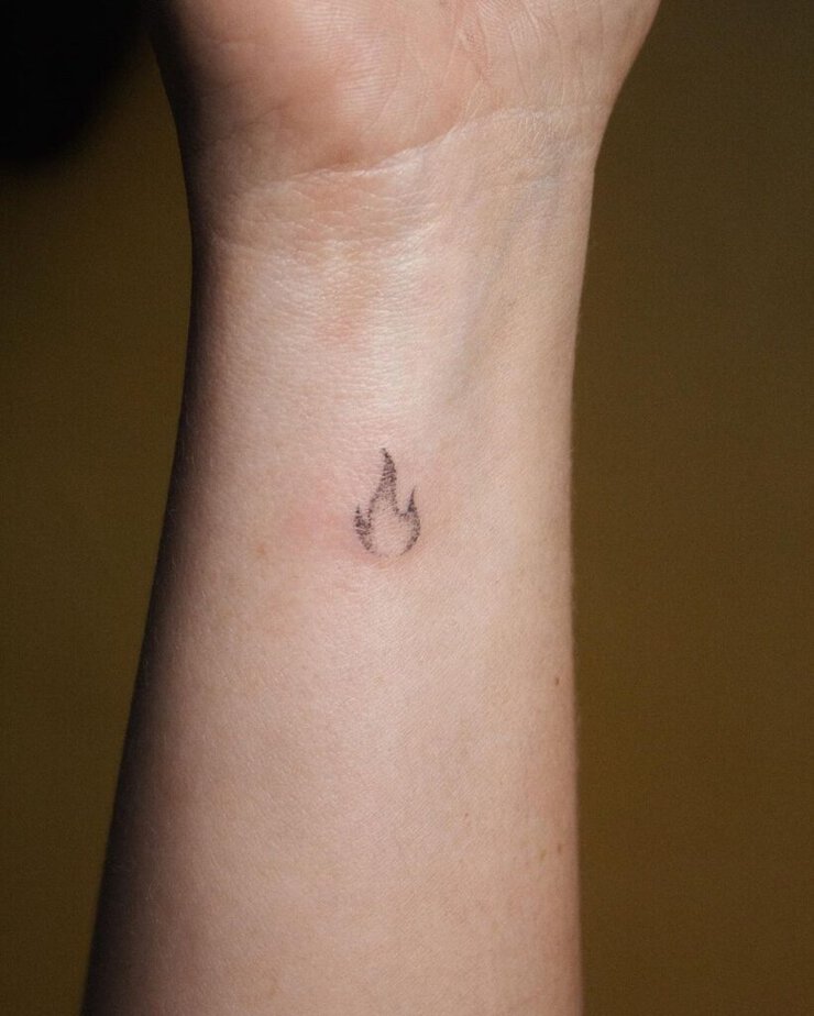 2. Ein kleines Feuer-Tattoo am Handgelenk